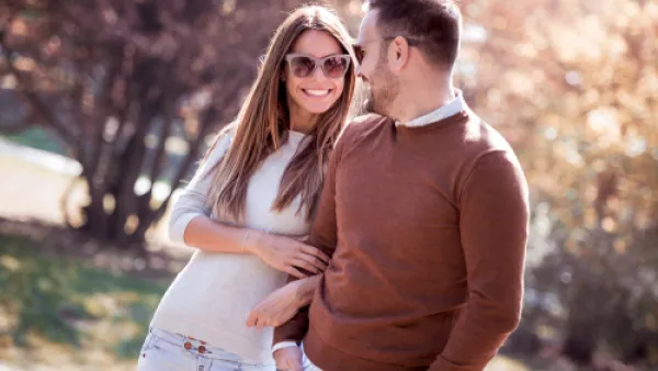 إنّ النظرة تعني للرجل كثيراً (shutterstock.com)
