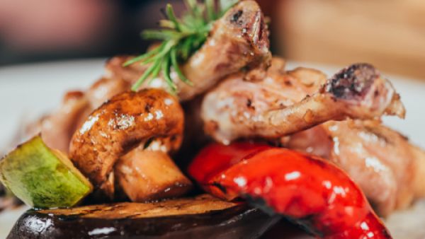 الدجاج المشوي مع الكوسا والفلفل 