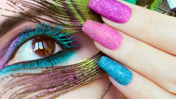 إذا كنت تعتقدين ان الماسكرا الملونة من التقليعات القديمة فأنت على خطأ (shutterstock.com)
