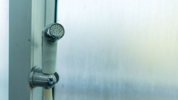 كثيرا ما تتأثر قطع الأثاث المعدني في المنزل  بالصدأ (shutterstock.com)
