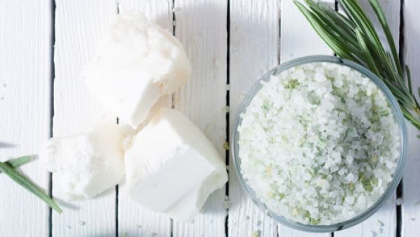 استخدمي زبدة الشيا الخام مباشرة على مناطق جسمك الخشنة (shutterstock.com)
