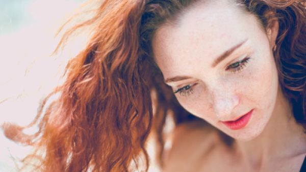 عصير الليمون بحد ذاته من الوصفات الطبيعية الرائعة لإزالة البقع الداكنة