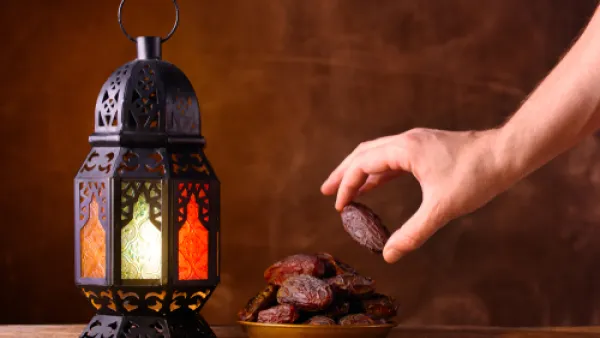 يفضل تناول التمر والخشاف والتين وغيرها لسهولة امتصاصها (shutterstock.com)
