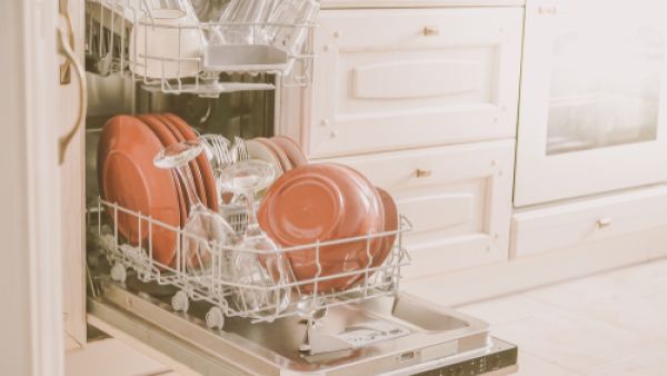 عليكِ التخلص من بقايا الطعام وفضلاته قبل وضع الأواني والأوعية في الغسالة (shutterstock.com)
 عليكِ التخلص من بقايا الطعام وفضلاته قبل وضع الأواني والأوعية في الغسالة (shutterstock.com)