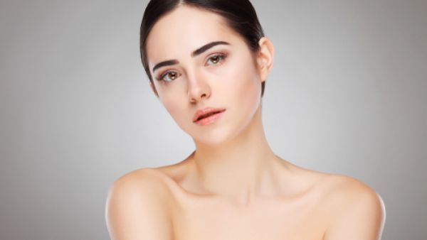 التغيرات الهرمونية أحد أسسباب ظهور الرؤوس البيضاء على البشرة (shutterstock.com)
