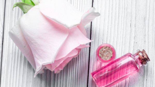 يعتبر زيت الورد زيت مساج رائع لفروة الرأس (shutterstock.com)
