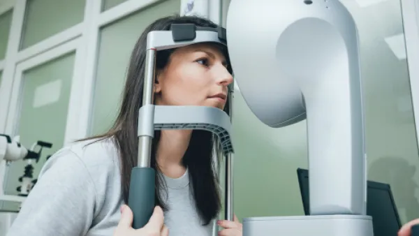  قد يتمُّ التعامل مع أعراض جفاف العين من خلال أدوية موضعية (shutterstock.com)
