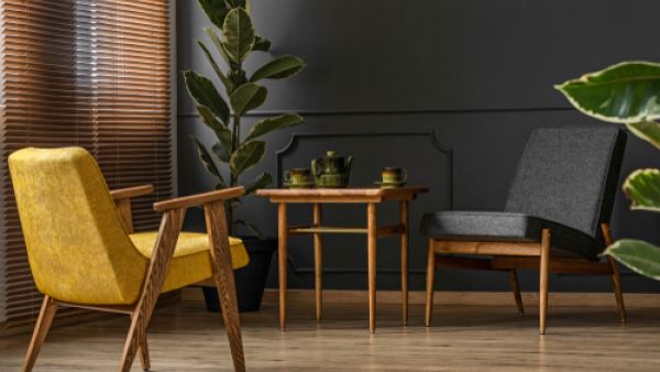 يمنح الأثاث وقطع الأرضيات وإكسسوارات الديكور من الخشب الغرفة أجواء الدفء (shutterstock.com)
 يمنح الأثاث وقطع الأرضيات وإكسسوارات الديكور من الخشب الغرفة أجواء الدفء (shutterstock.com)