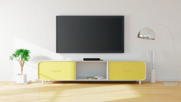 تمتاز تصاميم طاولات التلفزيون الحديثة ببساطتها  (shutterstock.com)
