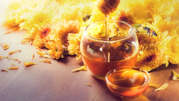 تناول مشروب ساخن مُحلى بالعسل مع الليمون والزنجبيل (shutterstock.com)
