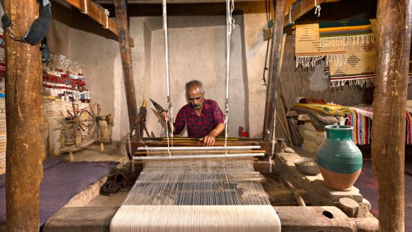 Iranian man weaves fabrics  (Shutterstock/File Photo)