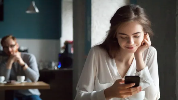 أحيانا كثيرة حين تشعر المرأة بالميل نحو رجل يكون لديها اندفاع كبير تجاهه (shutterstock.com)
