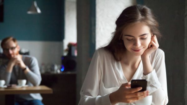 أحيانا كثيرة حين تشعر المرأة بالميل نحو رجل يكون لديها اندفاع كبير تجاهه (shutterstock.com)
