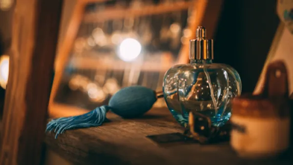 تجنبي وضع العطر بالحمام، فالرطوبة المرتفعة تفسد العطر (shutterstock.com)
