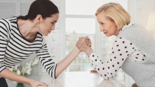 والحكمة في تعاملك مع أم زوجكِ تقتضي منكِ إسماعها الكلام الحسن وعدم معاندتها  (shutterstock.com)
 والحكمة في تعاملك مع أم زوجكِ تقتضي منكِ إسماعها الكلام الحسن وعدم معاندتها  (shutterstock.com)