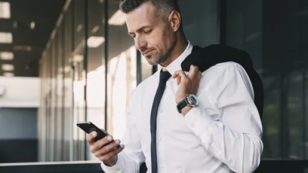 الألوان الداكنة والهادئة تناسب العمل في مكاتب المحاماة والمالية (shutterstock.com)
