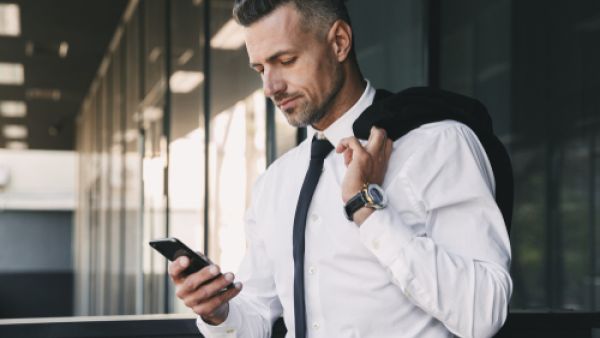 الألوان الداكنة والهادئة تناسب العمل في مكاتب المحاماة والمالية (shutterstock.com)
