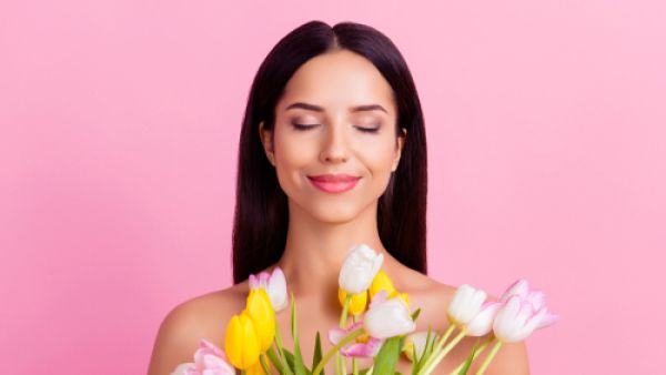 هناك مجموعة من الأطعمة التي تمنح الجسم رائحة زكية (shutterstock.com)
