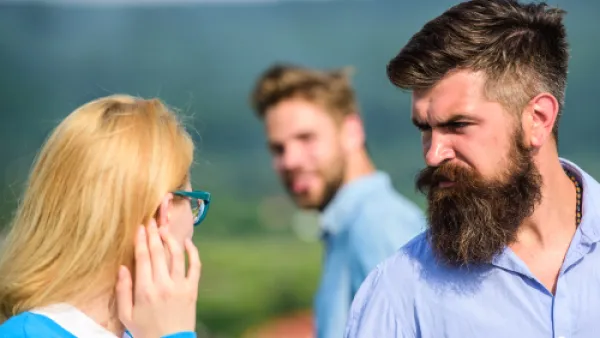 رجل العقرب من نوع الرجال الذين يغيرون لمجرد اقتراب أحد من حبيبته (shutterstock.com)
