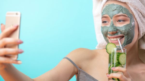 ينعش قناع الخيار لون البشرة ويساعد على توحيده (shutterstock.com)
