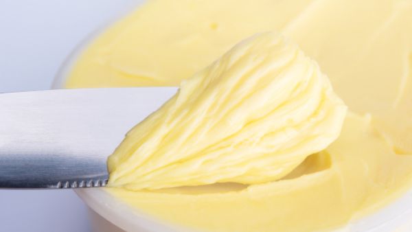 تُعتبر الزبدة من أفضل المواد التي تساعد على الحدّ من جفاف البشرة الدهنية (shutterstock.com)
