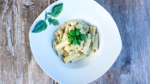 مكرونة بالكريمة والأعشاب