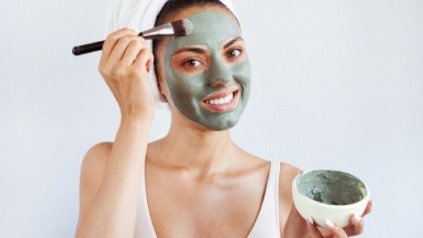 تطبيق أنواع الأقنعة الطبيعة على البشرة يتركها نقية وصافية (shutterstock.com)
