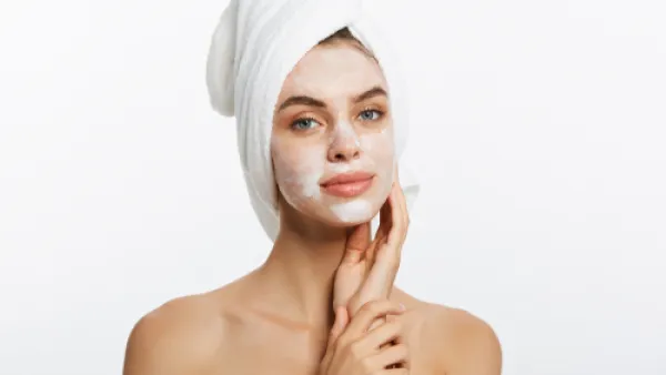 يذكر أن ماء الورد يحتوي على عديد من الخصائص (shutterstock.com)
