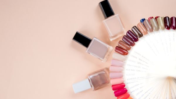 العنصر الأهم عند اختيار مناكير الأظافر يكمن في تناسق اللون مع لون البشرة. (shutterstock.com)
