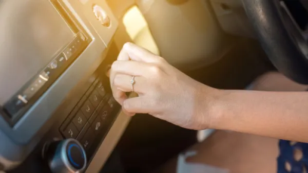 وصفات طبيعية لتبييض اليدين المسمرتين من قيادة السيارة (shutterstock.com)
