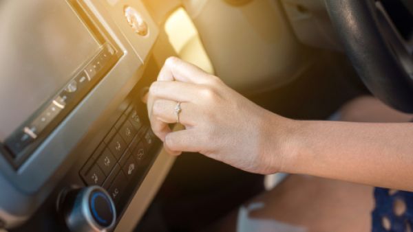 وصفات طبيعية لتبييض اليدين المسمرتين من قيادة السيارة (shutterstock.com)
