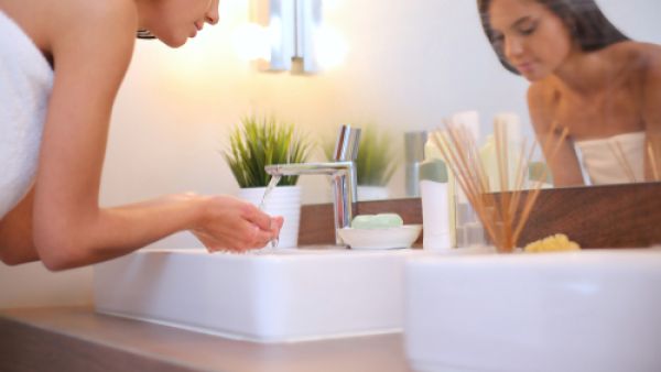 يفضل التفكير في مكافحة الشيخوخة منذ العشرينات (shutterstock.com)
