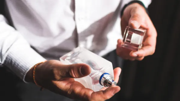  في الصيف حيث تلعب الحرارة المرتفعة دورها في تبخر جزيئات العطر  (shutterstock.com)
