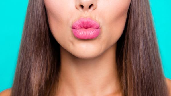 إن اتباع هذه الخطوات يحمي الشفاه من الجفاف والتقشر والتشقق (shutterstock.com)
