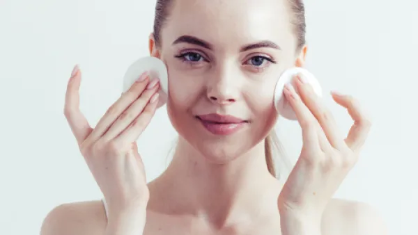 من المعروف أن مستحضرات المكياج تحتوي في العادة على مواد قد تسبب الجفاف للبشرة (shutterstock.com)
