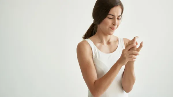 أحذر الجلوس فى التكيف فور الأستعمال وعليك بالتدفئة لوقت أطول حسب الإستعمال (shutterstock.com)

