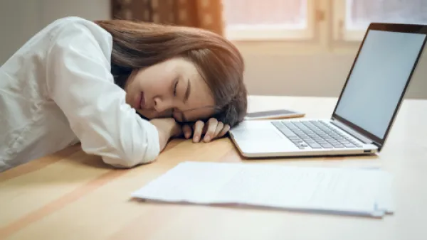 الشعور بالإجهاد الدائم من العلامات الأكثر شيوعًا لنقص الحديد (shutterstock.com)
