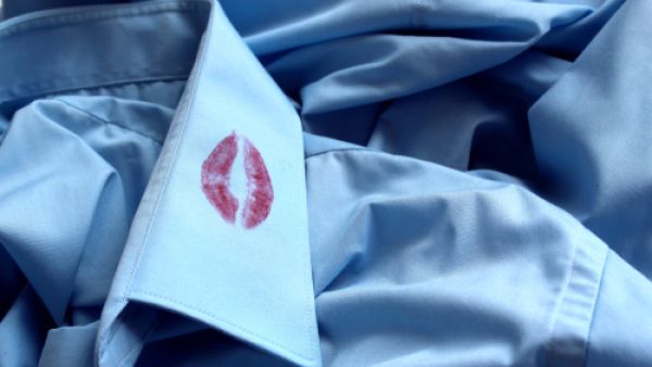 لو صادف طريقك إغراءٌ من امرأة أخرى غير زوجتك، استغله لإنقاذ زواجك لا العكس (shutterstock.com)
