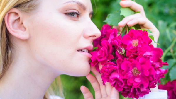 تتسبب البشرة الدهنية في بعض الأحيان حدوث حب الشباب (shutterstock.com)
