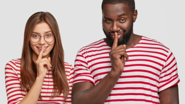 اللجوء للغة الحوار يعد دليلاً كبيرًا على اهتمامك بالحياة الزوجية (shutterstock.com)
