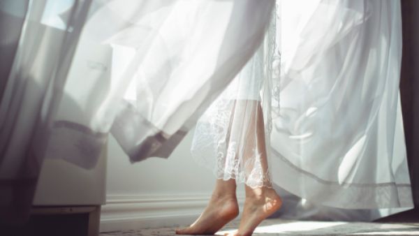 عند خلع حذائك قومي بغسل قدمك بالماء والصابون جيداً (shutterstock.com)
