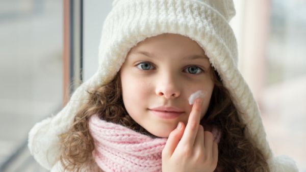 يصلح استخدام كريمات الحماية من التسلخات في الوجه (shutterstock.com)
