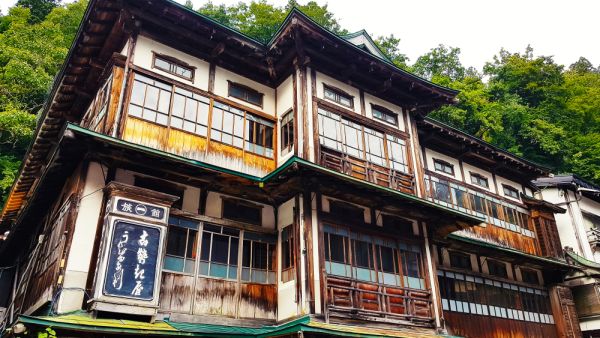 Abandoned home in Japan (Shutterstock)