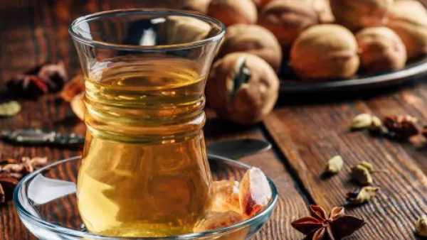 يحد الشاي بالهال الرغبة في تناول الحلويات  (shutterstock.com)
