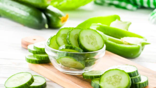 يتميز الخيار بأنه يعتبر مُدر للبول وغني بالألياف الغذائية  (shutterstock.com)
