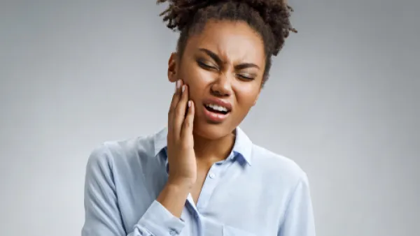 ربما يبدو الأمر سخيفًا لدى البعض ولكن يساهم البصل بشكل كبير في التخلص من آلام الأسنان (shutterstock.com)
