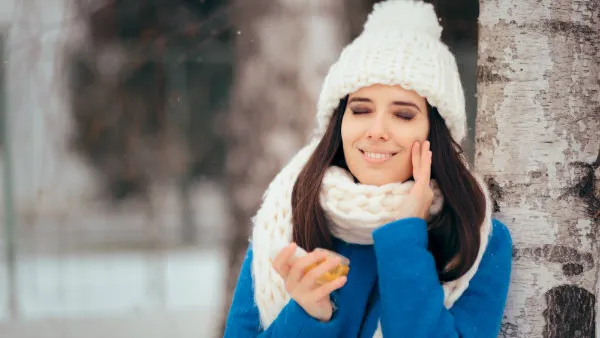 جفاف البشرة من المشاكل الجمالية الشائعة في فصل الشتاء (shutterstock.com)

