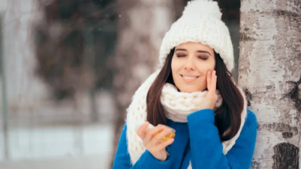 لا بد من الحفاظ على البشرة باستخدام قفازات اليدين والملابس المصنوعة من الصوف (shutterstock.com)
