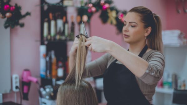 يجب عليك قص شعرك كل شهرين إلى أربعة أشهر (shutterstock.com)

