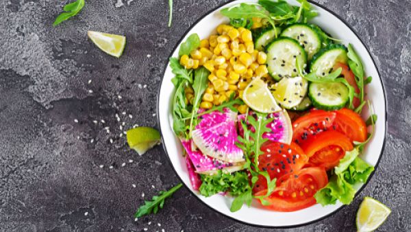 يفضل الإكثار من الخضروات الورقية مثل الخس والسبانخ والجرجير، والقليل من الملفوف